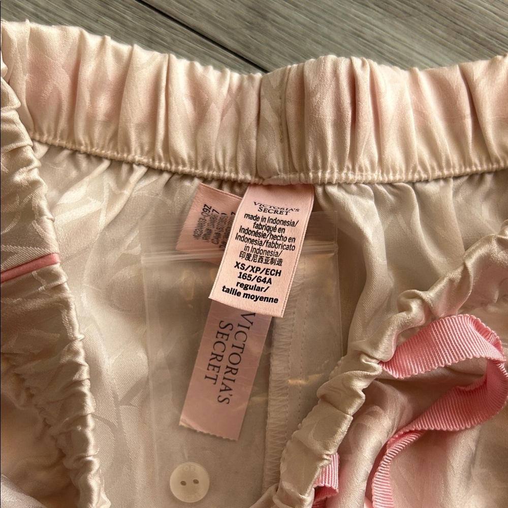 NWT Victoria’s Secret Cream and Pink Signature Pajama Set - Picture 11 of 13